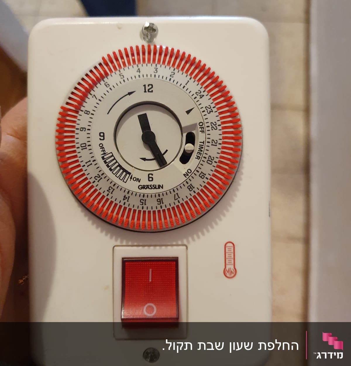 טיימר חשמלי עם מתג הפעלה וכיבוי אדום